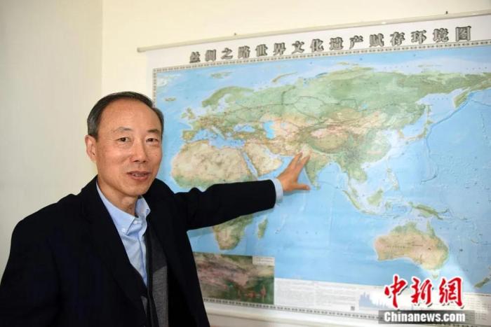 王心源在北京接受中新社“东西问”专访,介绍最新研究编制出版的《丝绸之路世界文化遗产赋存环境图》。中新社记者 孙自法 摄 王心源在北京接受中新社“东西问”专访,介绍最新研究编制出版的《丝绸之路世界文化遗产赋存环境图》。中新社记者 孙自法 摄