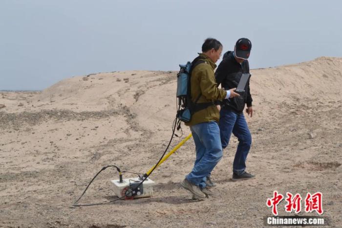 王心源(左)在甘肃敦煌进行探地雷达地下探测。中新社发 受访者 供图 王心源(左)在甘肃敦煌进行探地雷达地下探测。中新社发 受访者 供图