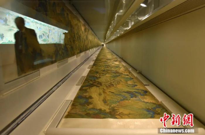 2018年12月在香港拍摄的“丝路山水地图展”真迹。该真迹绘制于明代中后期,描绘了东起嘉峪关西至天方城(今沙特阿拉伯伊斯兰圣城麦加)的辽阔地域范围。中新社记者 张炜 摄 2018年12月在香港拍摄的“丝路山水地图展”真迹。该真迹绘制于明代中后期,描绘了东起嘉峪关西至天方城(今沙特阿拉伯伊斯兰圣城麦加)的辽阔地域范围。中新社记者 张炜 摄
