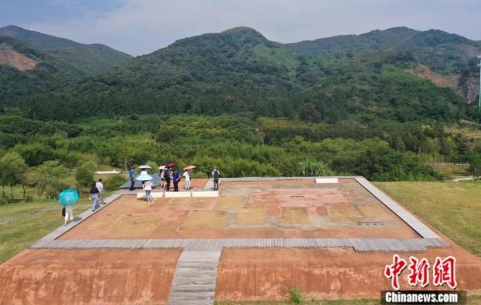 2021年10月2日，游客参观新开放的浙江省杭州市良渚瑶山遗址公园。该遗址是良渚古城遗址的重要组成部分，是良渚文化早期重要的祭坛墓葬复合遗址，距今已有5300年历史。中新社记者 王刚 摄