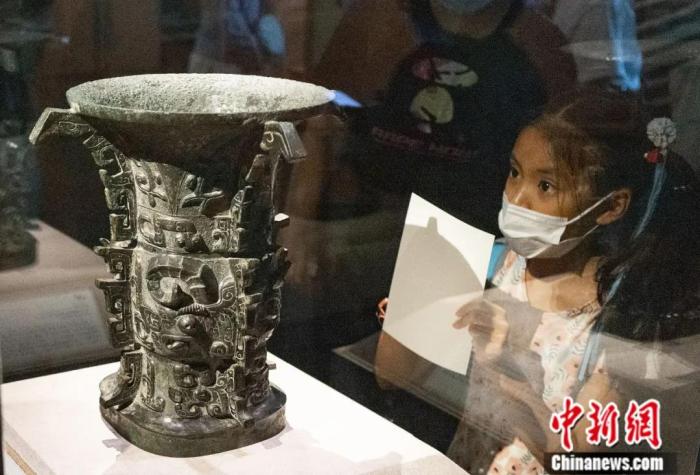 2020年8月18日，一名女孩在位于北京的中国国家博物馆内参观西周早期著名青铜礼器——何尊，何尊内底铭文里包含了“中国”一词最早的文字记载。中新社记者 侯宇 摄