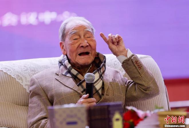 2021年4月,“许渊冲汉译经典全集”新书发布会在北京举办。许渊冲谈及自己对于翻译和创作的态度就是“要美”,要追求语言文字的美和翻译表现的美。中新社记者 杜洋 摄 2021年4月,“许渊冲汉译经典全集”新书发布会在北京举办。许渊冲谈及自己对于翻译和创作的态度就是“要美”,要追求语言文字的美和翻译表现的美。中新社记者 杜洋 摄