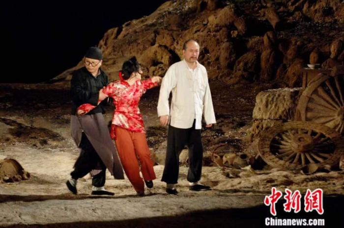 “文学陕军”的作品是了解和研究现代中国的文学范本。图为根据陈忠实原著改编的话剧《白鹿原》。中新社发 李海军 摄 “文学陕军”的作品是了解和研究现代中国的文学范本。图为根据陈忠实原著改编的话剧《白鹿原》。中新社发 李海军 摄