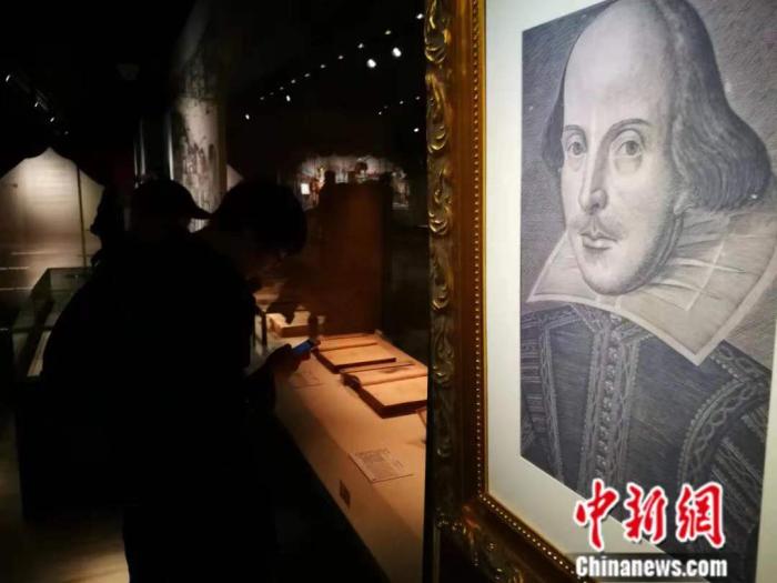 2017年在北京展出的莎士比亚作品早期印本。莎士比亚戏剧是英语文学的典型范式,胡宗峰团队在将中文剧本译成英文时会参照莎作的押韵形式、表达方法来处理。中新社记者 应妮 摄 2017年在北京展出的莎士比亚作品早期印本。莎士比亚戏剧是英语文学的典型范式,胡宗峰团队在将中文剧本译成英文时会参照莎作的押韵形式、表达方法来处理。中新社记者 应妮 摄