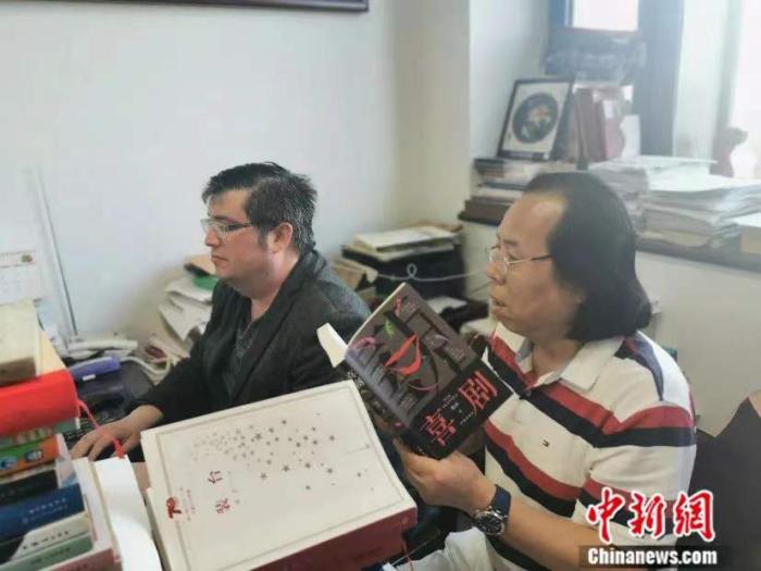 胡宗锋与罗宾合作翻译陈彦作品。中外合译模式中,母语为译出语的译者有理解优势,母语为译入语的译者有表达优势。中新社发 胡宗峰 供图 胡宗锋与罗宾合作翻译陈彦作品。中外合译模式中,母语为译出语的译者有理解优势,母语为译入语的译者有表达优势。中新社发 胡宗峰 供图