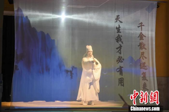 2021年9月,森林5D全媒体行浸式幻彩光影秀《花开书堂山·光影诗书画》在长沙书堂山首演,演员吟诵李白的《将进酒》。 中新社记者 杨华峰 摄 2021年9月,森林5D全媒体行浸式幻彩光影秀《花开书堂山·光影诗书画》在长沙书堂山首演,演员吟诵李白的《将进酒》。 中新社记者 杨华峰 摄