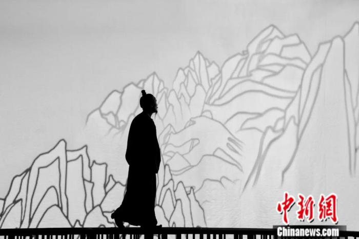 2021年8月,话剧《杜甫》在北京开启新一轮的演出,剧中的杜甫形象跃然纸上。中新社记者 史春阳 摄 2021年8月,话剧《杜甫》在北京开启新一轮的演出,剧中的杜甫形象跃然纸上。中新社记者 史春阳 摄