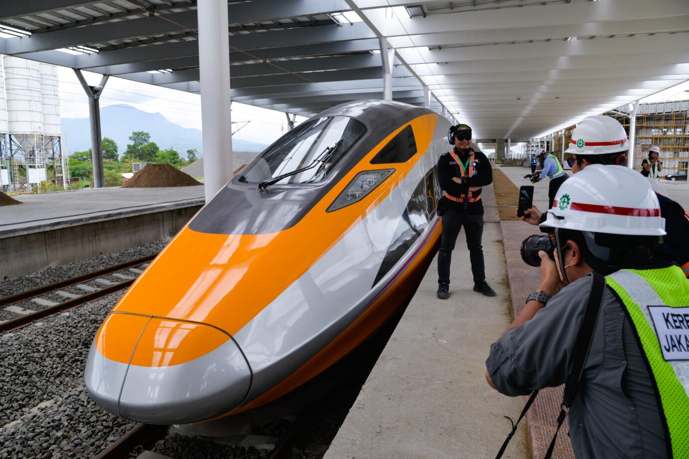 中国出口雅万高铁的高速动车组和综合检测列车9月1日运抵印度尼西亚