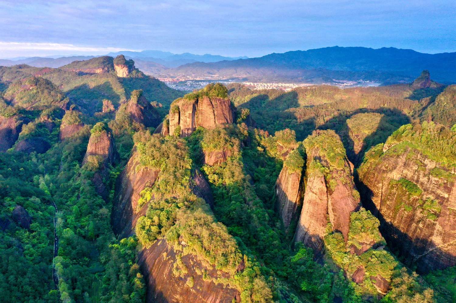 夕阳下的武夷山国家公园丹霞群峦。中新社记者王东明摄