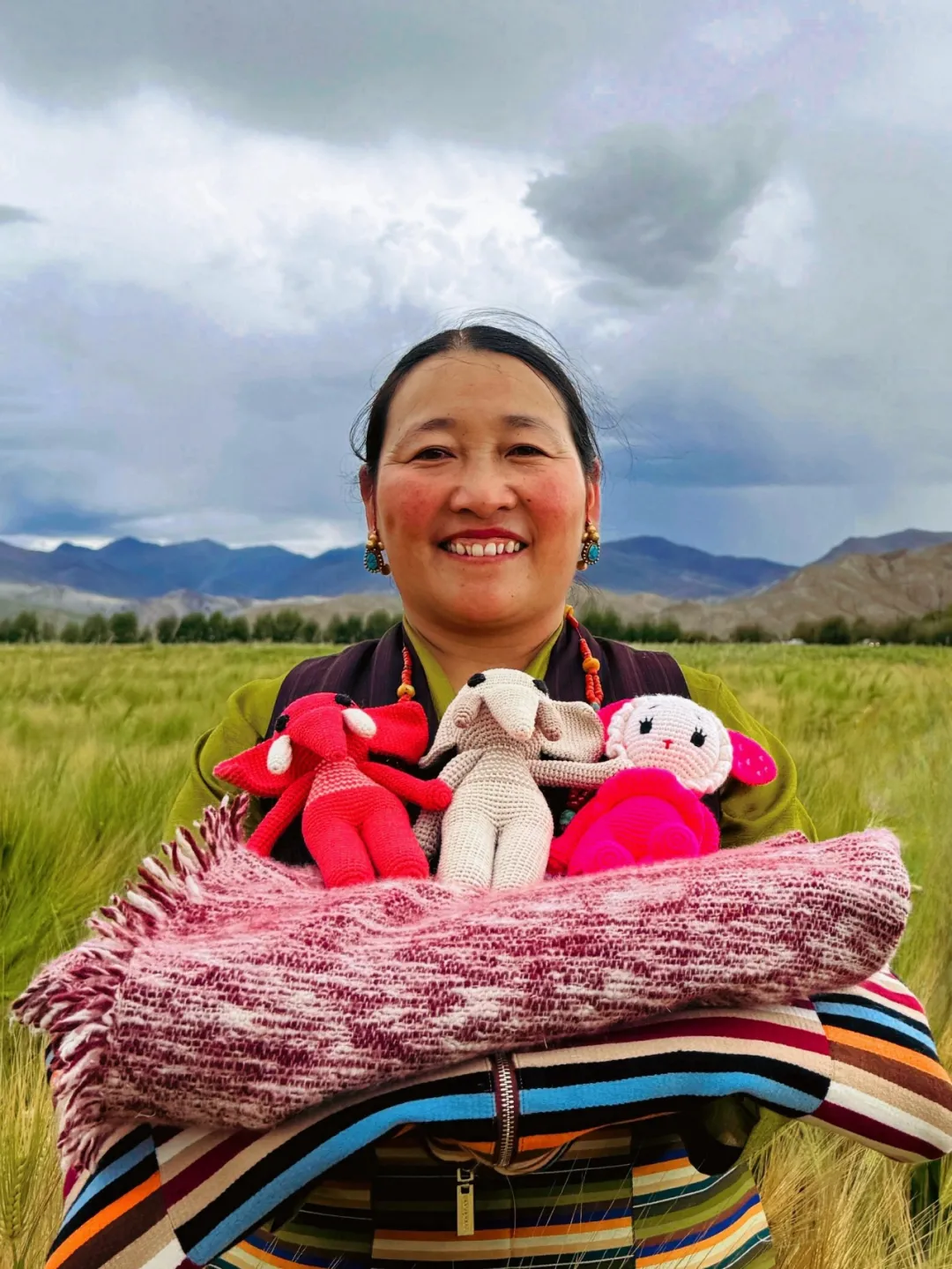 2024年江孜氆氇青稞稻田大秀，新氆氇工匠阿佳展示其手织的新氆氇作品。图源“Sandrive沙涓羊绒”微信公众号