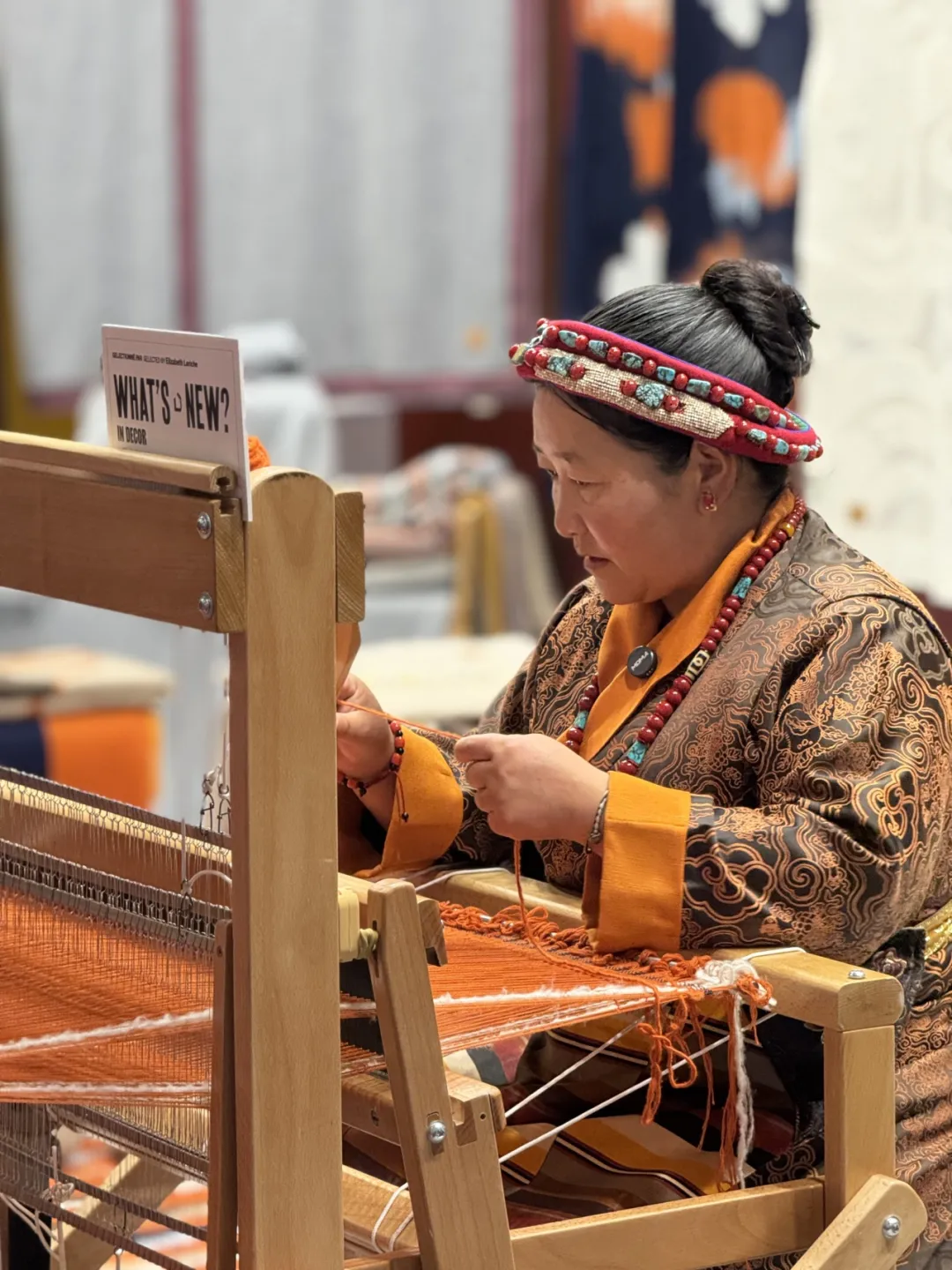 2025年巴黎M&O国际家居设计展新氆氇工匠格桑阿佳展示织氆氇工艺。图源“Sandrive沙涓羊绒”微信公众号