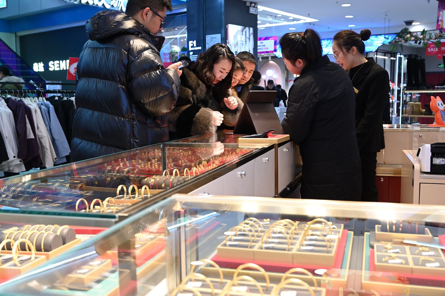 现货黄金一年50次刷新历史纪录国际金价为何一路狂飙