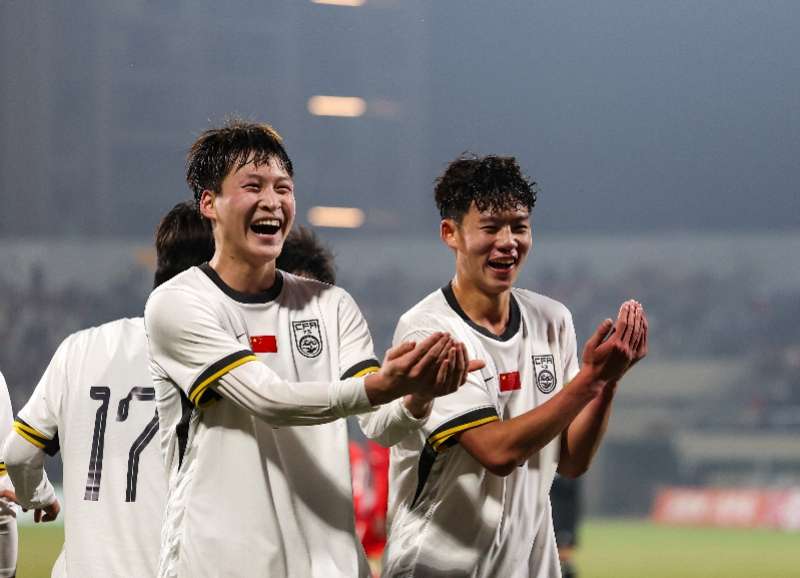 　　2025年11月22日，中国队球员张伯霖（前左）进球后与队友庆祝。当日，在2026亚足联U17亚洲杯预选赛A组小组赛中，中国队4比0战胜巴林队。新华社发