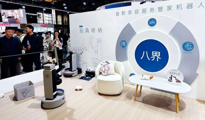 3月15日，中国家电及消费电子博览会上，科沃斯展出首款搭载了龙虾OpenClaw的家庭服务管家机器人。图/中新