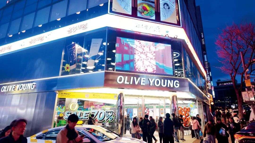 韩国首尔明洞的一家美妆零售店。摄影/本刊记者杨智杰