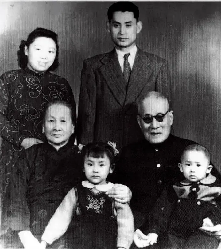 1951年春节前，张伯苓夫妇与三儿子一家合影。不到一个月后，75岁的张伯苓去世。